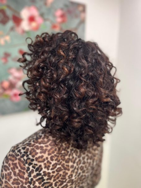 Definierte Locken nach einer individuellen Analyse und einem auf das Haar abgestimmten Lockenschnitt.