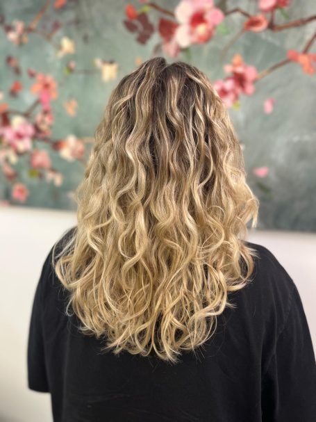 Natürlich fallende Locken nach einem präzisen Lockenschnitt bei Hairlistically.