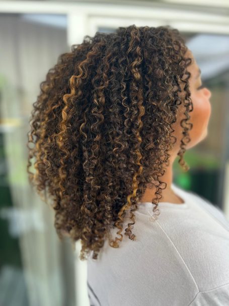 liche Locken nach einem individuell angepassten Lockenschnitt bei Hairlistically in Duisburg.