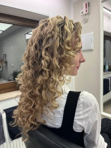 Wavy Hair mittellang in Blond, natürliche Wellen nach Lockenpflege.